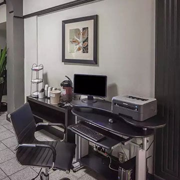 Does Comfort Inn & Suites offer any business services?