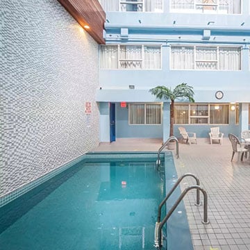 Till what time is the pool open at Comfort Inn & Suites Downtown Edmonton?